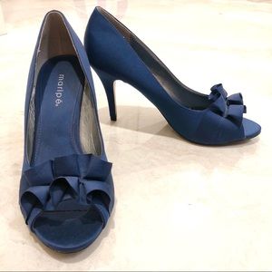 Maripe size 8 navy blue ruffle peep toe heels